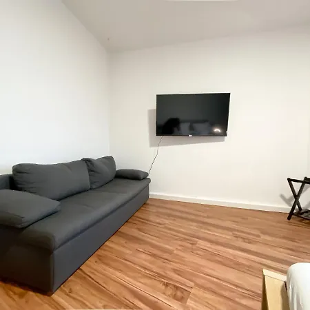 Apartment Komfortables Nah An Porsche & Flughafen - Schreibtisch, Sehr Schnelles Internet & Queensize-bett