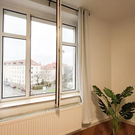 Komfortables Nah An Porsche & Flughafen - Schreibtisch, Sehr Schnelles Internet & Queensize-bett *