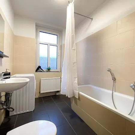 Apartment Komfortables Nah An Porsche & Flughafen - Schreibtisch, Sehr Schnelles Internet & Queensize-bett *